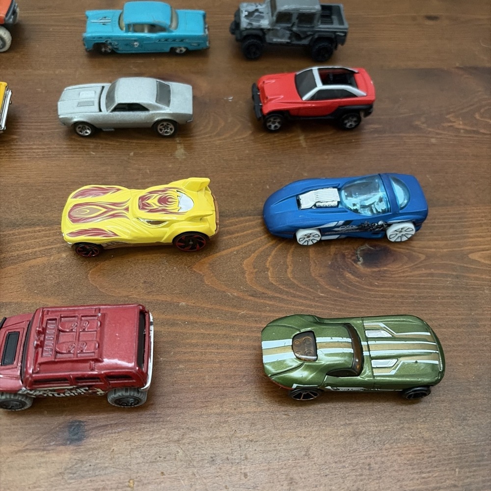 Lot Of 16 Assorted Hot Wheels Diecast Cars - Picture 4 of 7